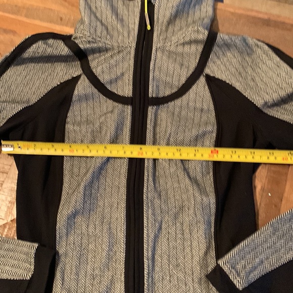 Titika running zip up jacket - Picture 7 of 9